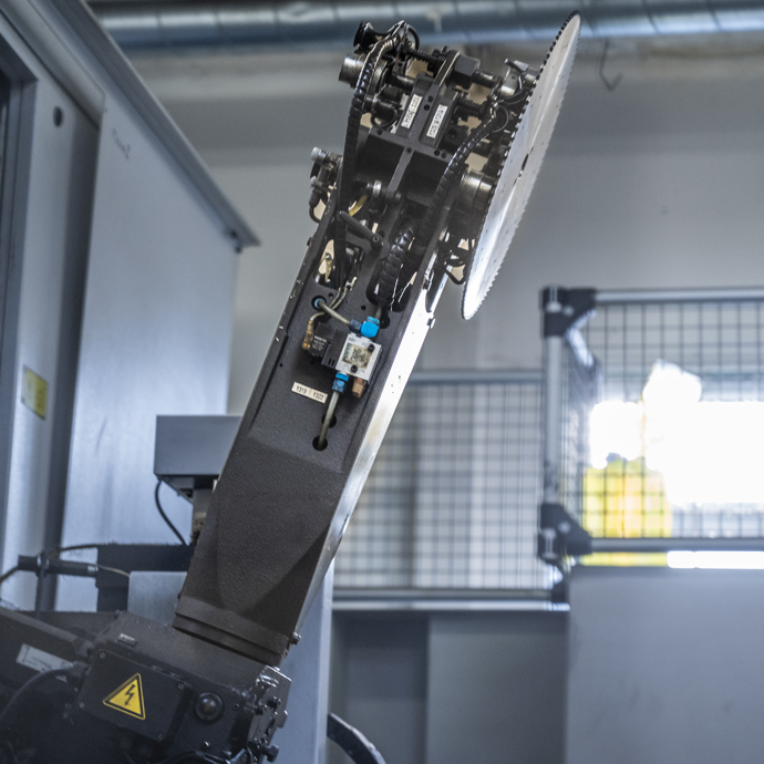Machine moving a sawblade ready to be re-sharpened